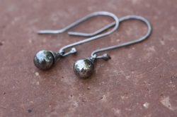 Earrings with hammered balls Ag 925/1000 patina